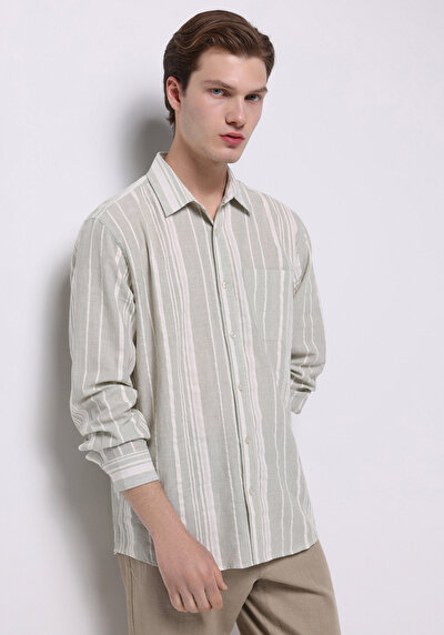 صورة من أخضر للرجال قميص  كم طويل