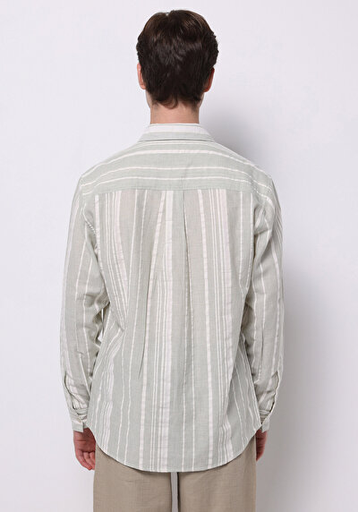 صورة من أخضر للرجال قميص كم طويل