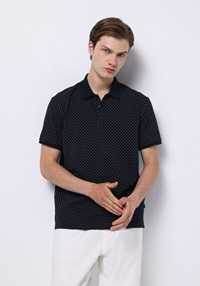 صورة من أزرق بحري للرجال قميص بولو  كم قصير