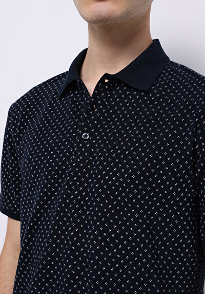 صورة من أزرق بحري للرجال قميص بولو كم قصير