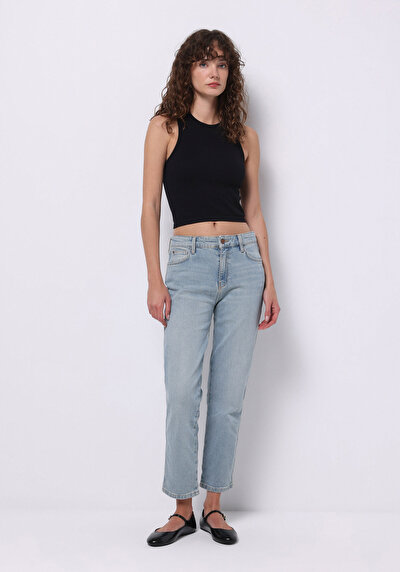 صورة من سليم الخصر السجائر الساق الجينز النيلي النسائي