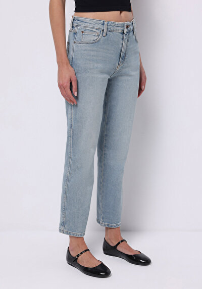 صورة من سليم الخصر السجائر الساق الجينز النيلي النسائي