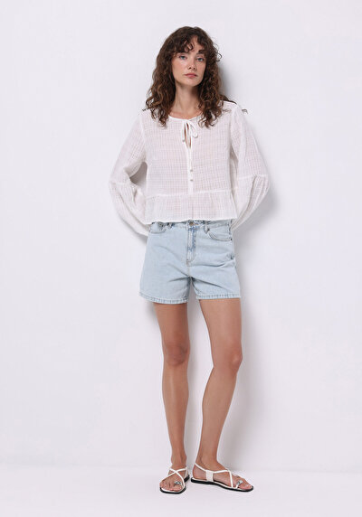 اعرض التفاصيل لـ قميص أبيض نسائي عادي