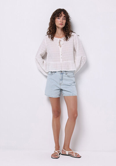 صورة من قميص أبيض نسائي عادي