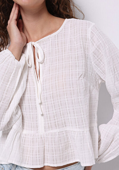 صورة من قميص أبيض نسائي عادي