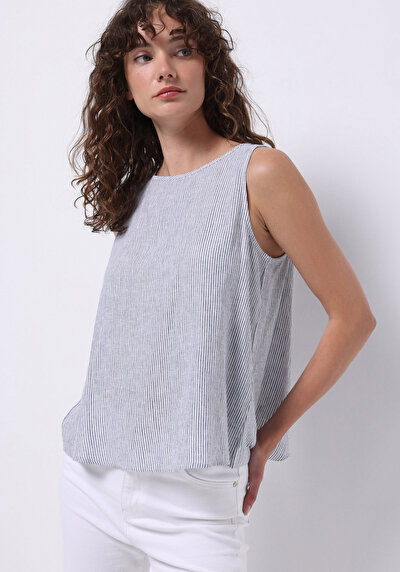 صورة من ياقة مستديرة عادية مخطط قميص نسائي أزرق بلا أكمام