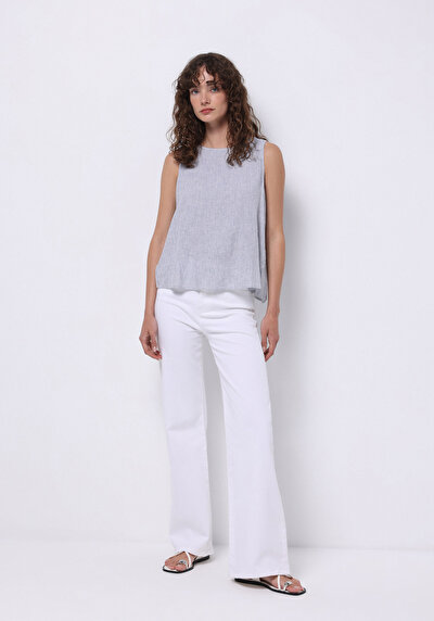 صورة من ياقة مستديرة عادية مخطط قميص نسائي أزرق بلا أكمام