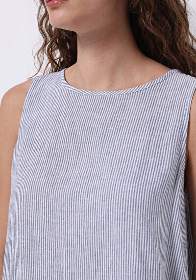 صورة من ياقة مستديرة عادية مخطط قميص نسائي أزرق بلا أكمام