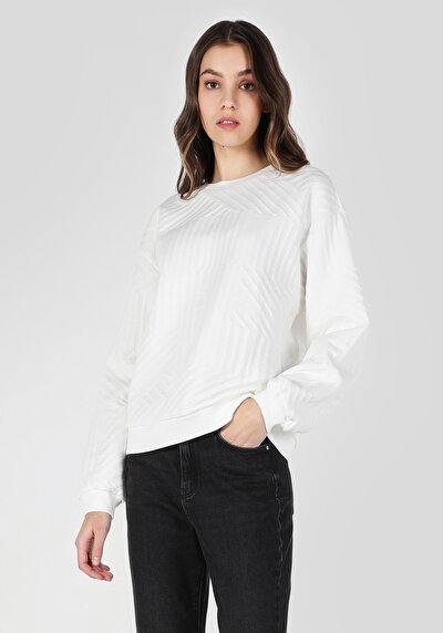 صورة من بيج فاتح للنساء بلوز