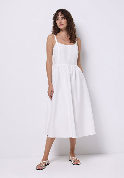 صورة من فستان نسائي أبيض عادي