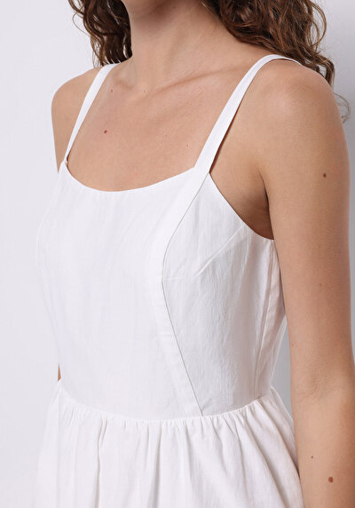 صورة من فستان نسائي أبيض عادي