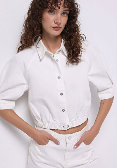 صورة من سترة بيضاء نسائية بدون أزرار