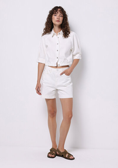 صورة من سترة بيضاء نسائية بدون أزرار