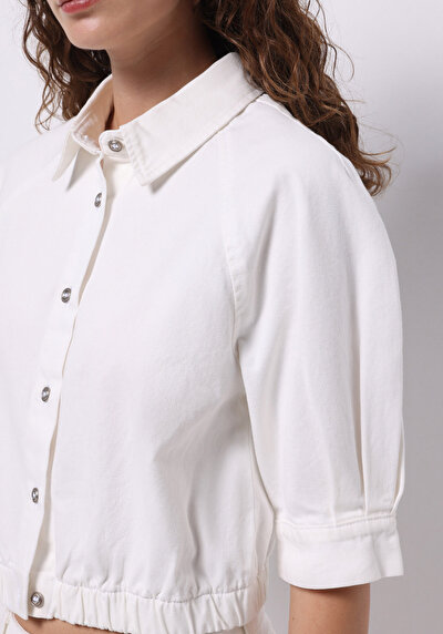 صورة من سترة بيضاء نسائية بدون أزرار