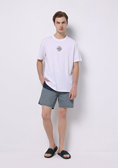 صورة من شورت سباحة رجالي أزرق مطبوع سليم