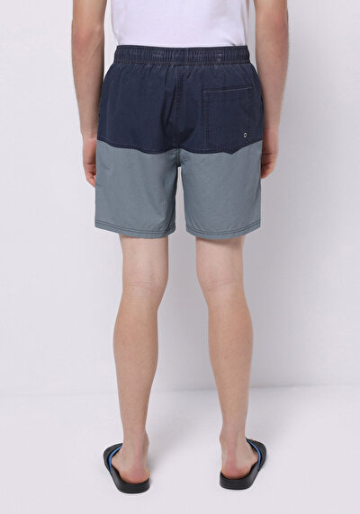 صورة من شورت سباحة رجالي أزرق مطبوع سليم