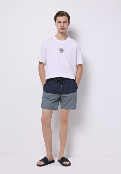 صورة من شورت سباحة رجالي أزرق مطبوع سليم