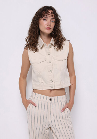 صورة من سترة جينز نسائية عادية