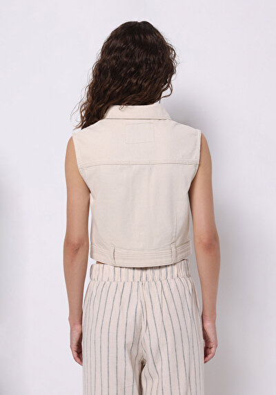 صورة من سترة جينز نسائية عادية