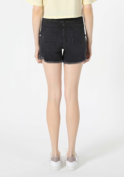 صورة من دينيم للنساء شورت