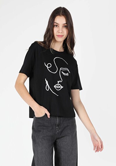 صورة من أسود للنساء تي شيرت بأكمام قصيرة