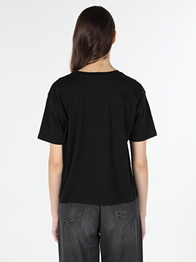 صورة من أسود للنساء تي شيرت بأكمام قصيرة