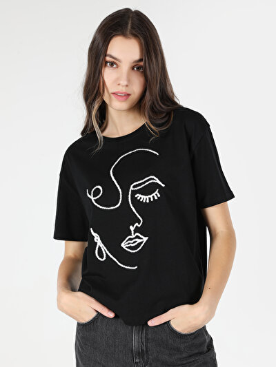 صورة من أسود للنساء تي شيرت بأكمام قصيرة