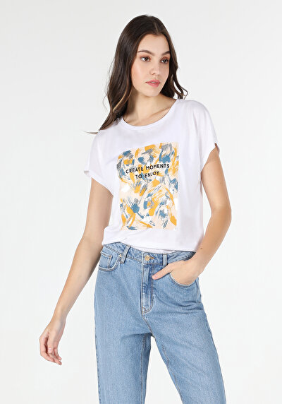 صورة من أبيض للنساء تي شيرت بأكمام قصيرة