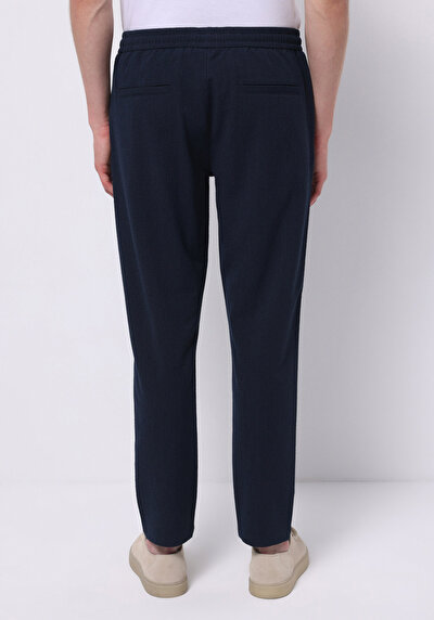 صورة من أزرق بحري للرجال بناطيل