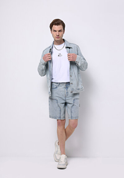 صورة من أزرق للرجال شورت