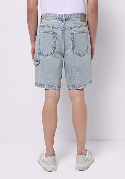 صورة من أزرق للرجال شورت