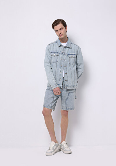 صورة من أزرق للرجال شورت