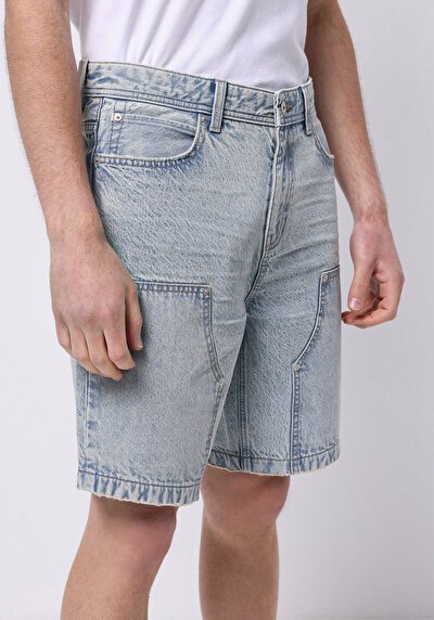 صورة من أزرق للرجال شورت