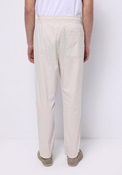 صورة من أبيض للرجال بناطيل