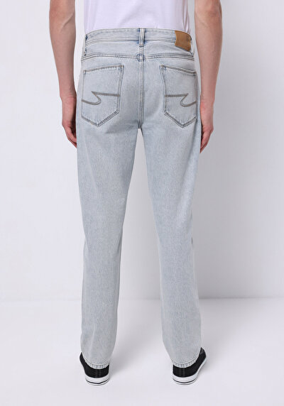 صورة من أزرق للرجال بناطيل