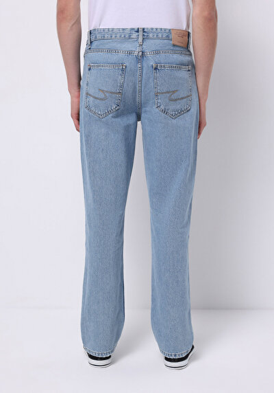 صورة من منتصف الخصر مستقيم الساق الجينز النيلي للرجال