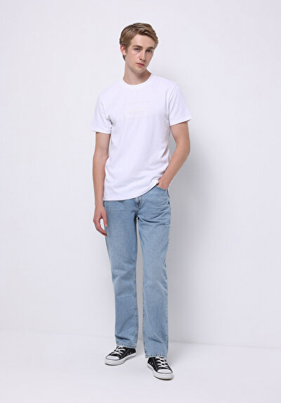 صورة من منتصف الخصر مستقيم الساق الجينز النيلي للرجال