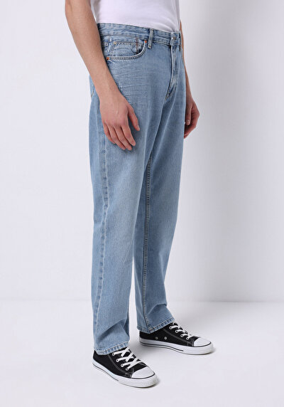 صورة من منتصف الخصر مستقيم الساق الجينز النيلي للرجال