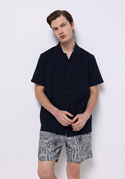 صورة من شورت سباحة رجالي بطبعة باللون الأزرق الداكن