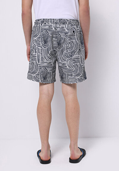 صورة من شورت سباحة رجالي بطبعة باللون الأزرق الداكن