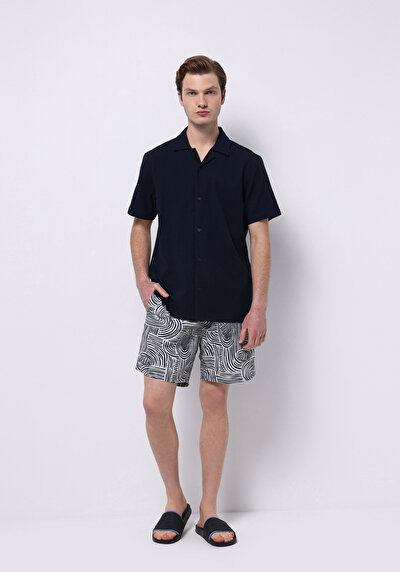 صورة من شورت سباحة رجالي بطبعة باللون الأزرق الداكن