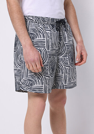 صورة من شورت سباحة رجالي بطبعة باللون الأزرق الداكن