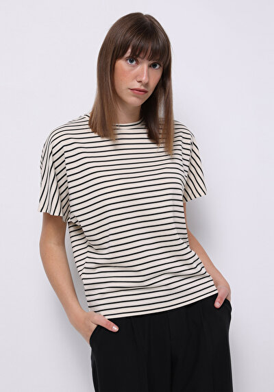 صورة من بيج فاتح للنساء بلوزة كم قصير