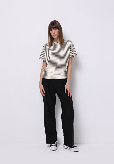 صورة من بيج فاتح للنساء بلوزة كم قصير