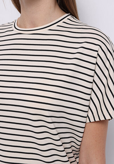 صورة من بيج فاتح للنساء بلوزة كم قصير