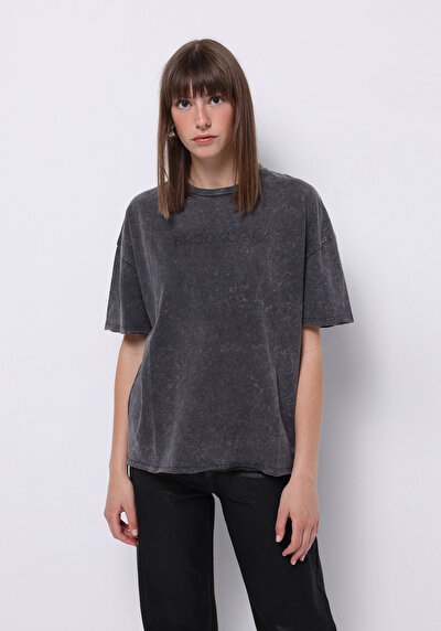 صورة من أنتراسيت للنساء تي شيرت بأكمام قصيرة