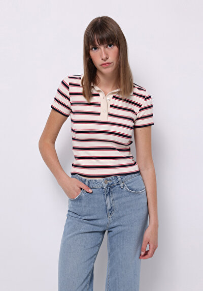 صورة من بيج فاتح للنساء قميص بولو  كم قصير