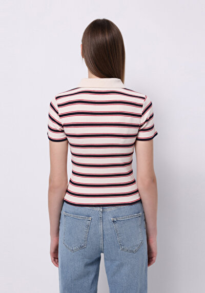 صورة من بيج فاتح للنساء قميص بولو كم قصير