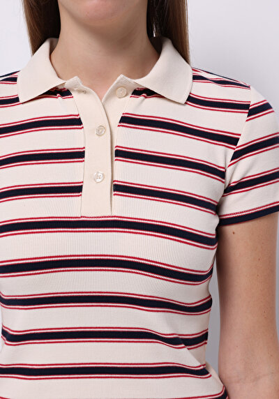 صورة من بيج فاتح للنساء قميص بولو كم قصير