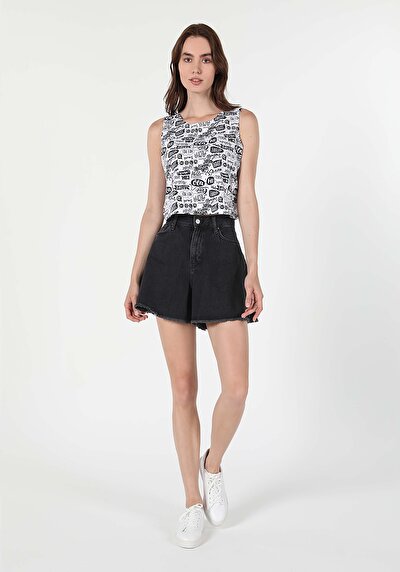 صورة من دينيم للنساء شورت